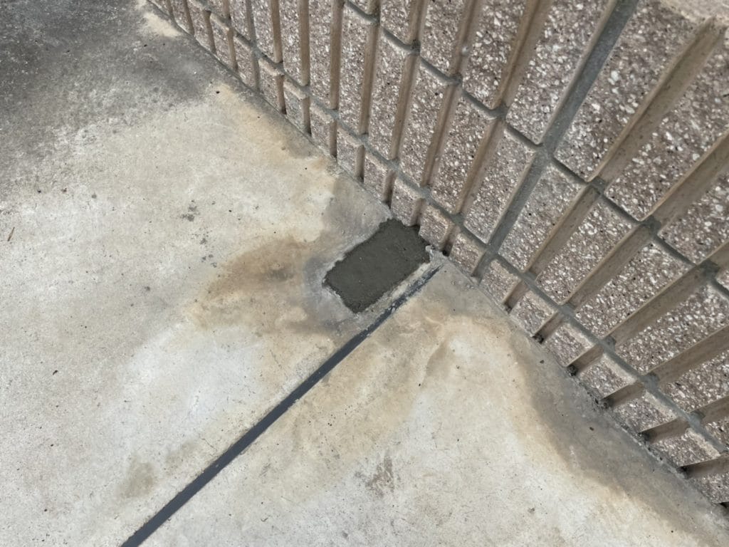 セメントで穴埋め