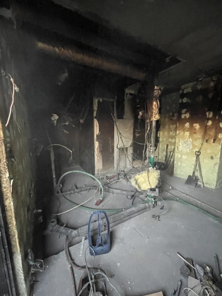 阿知須の集合住宅内装解体中