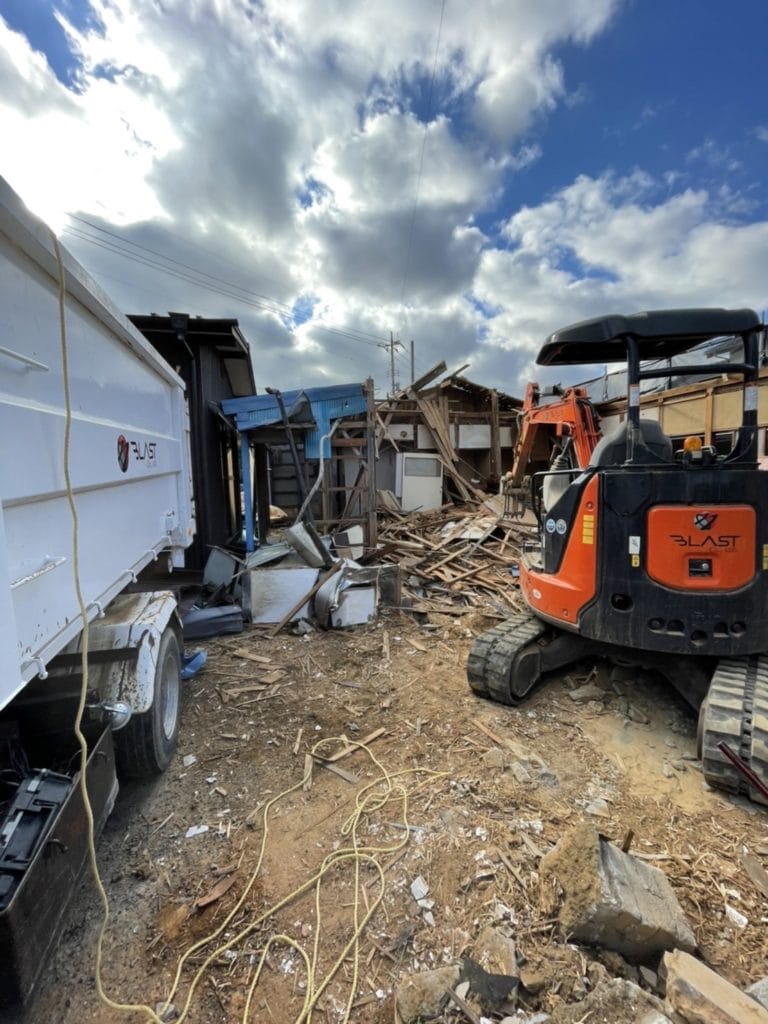 重機とトラック