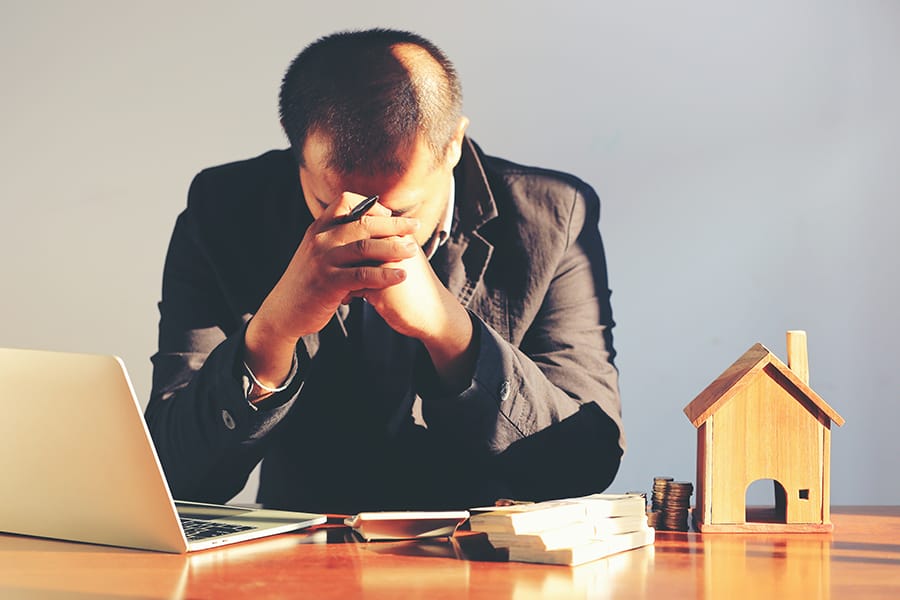 不動産売却で失敗した男性