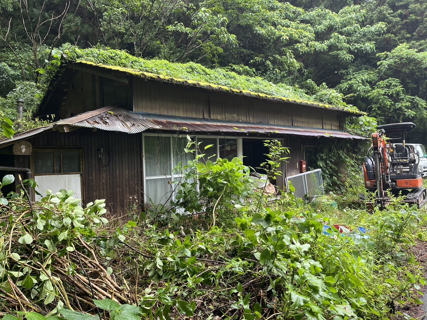 崩れかけの空き家