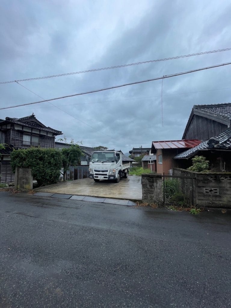 解体工事のトラック搬入