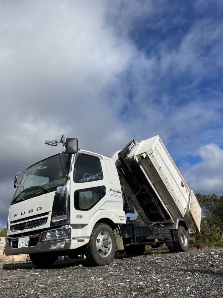 産業廃棄物を回収する産業廃棄物収集運搬車