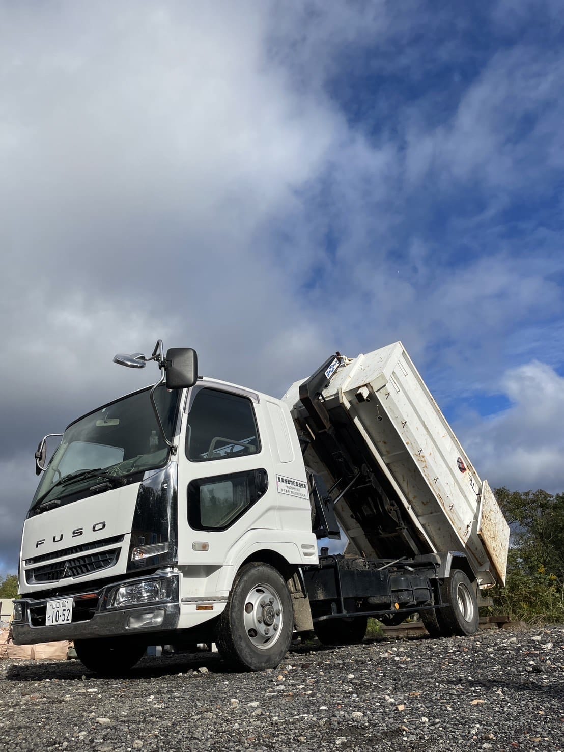 産業廃棄物を回収する産業廃棄物収集運搬車