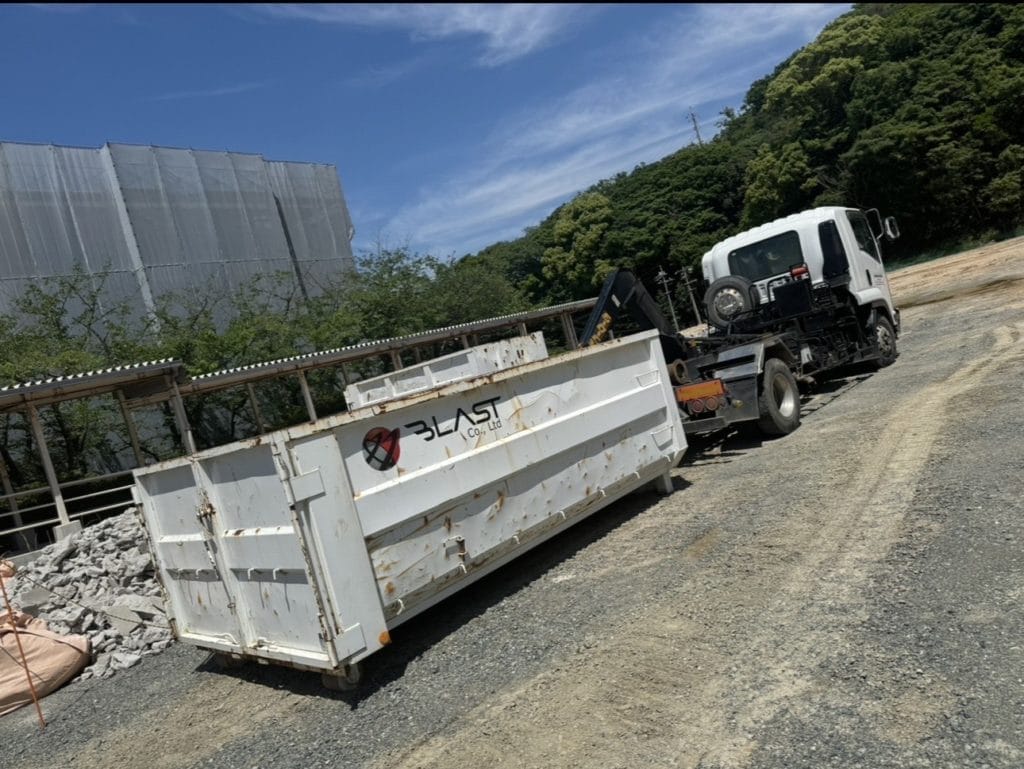 産業廃棄物を回収する収集運搬車