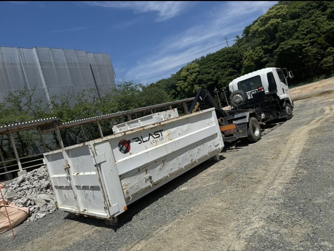 産業廃棄物を回収する収集運搬車