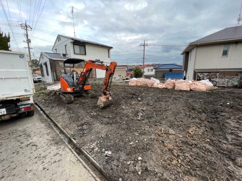 解体工事分別作業中
