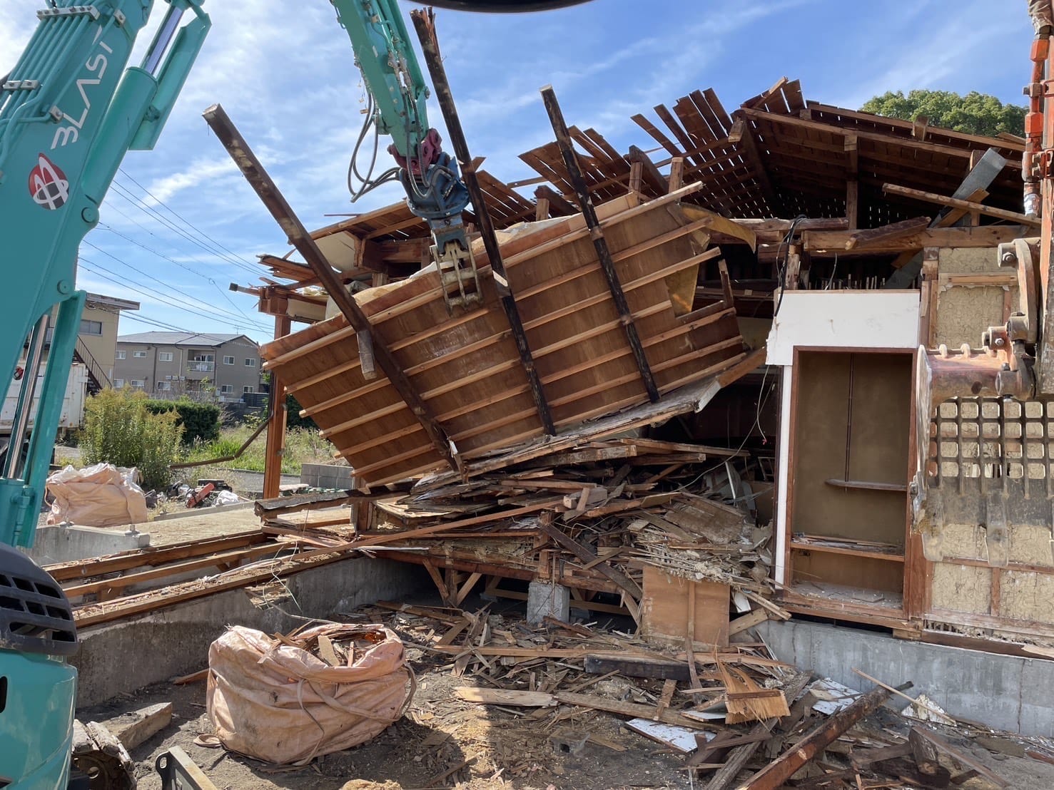 解体工事で発生した木くず撤去中