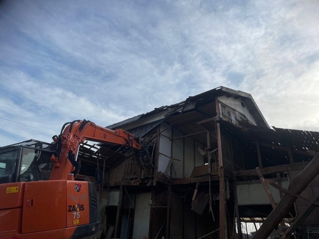 解体工事作業中