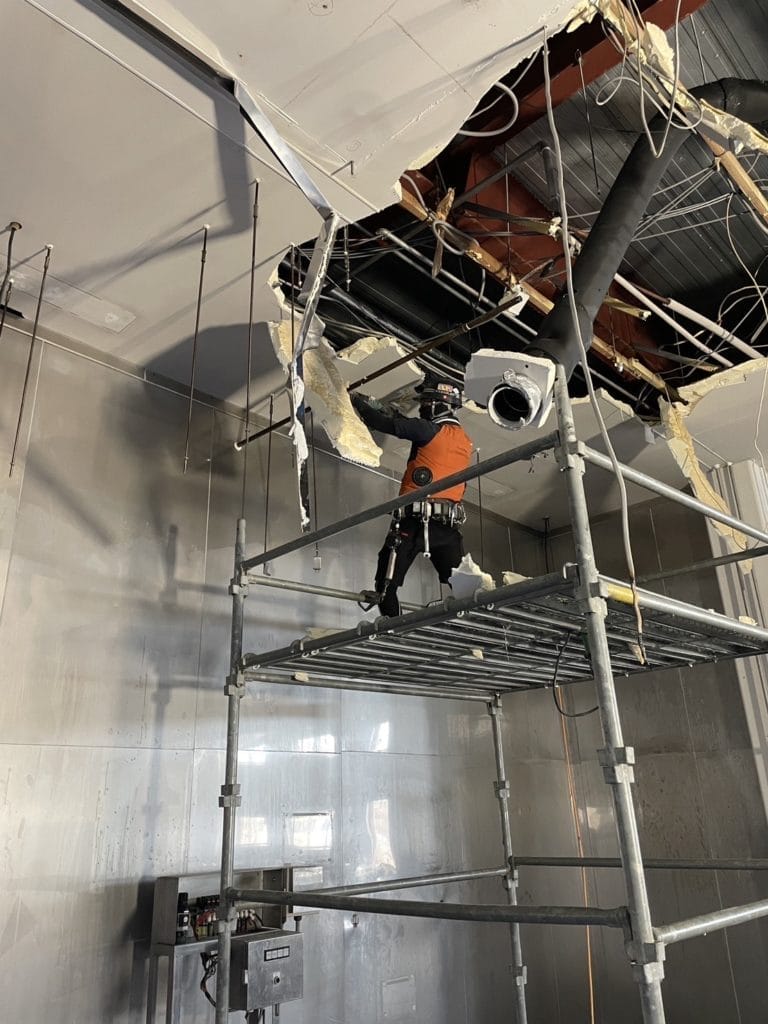 下関内装解体工事施行中