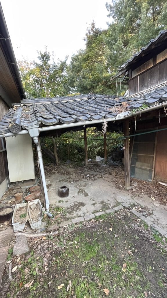 宇部市西琴芝の解体現場で崩落して倒れかかっている画像