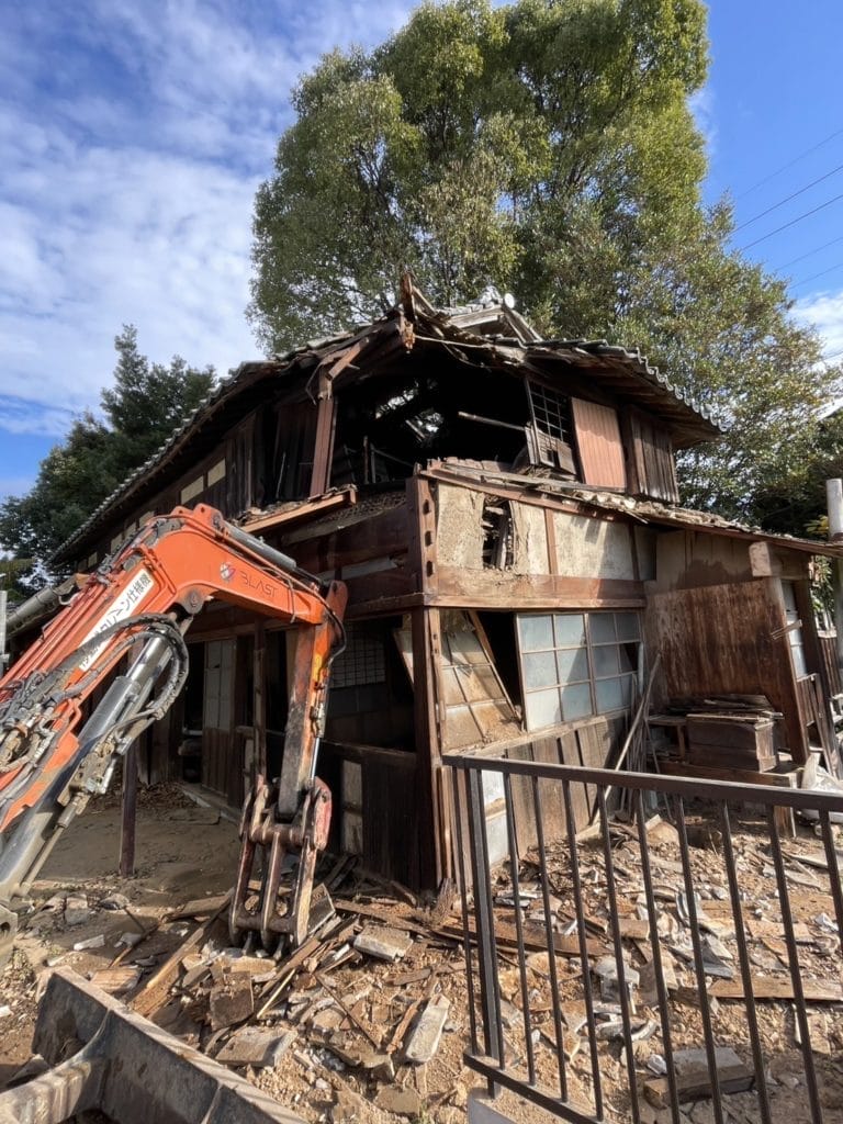 宇部市西琴芝の解体現場での重機を設置した画像