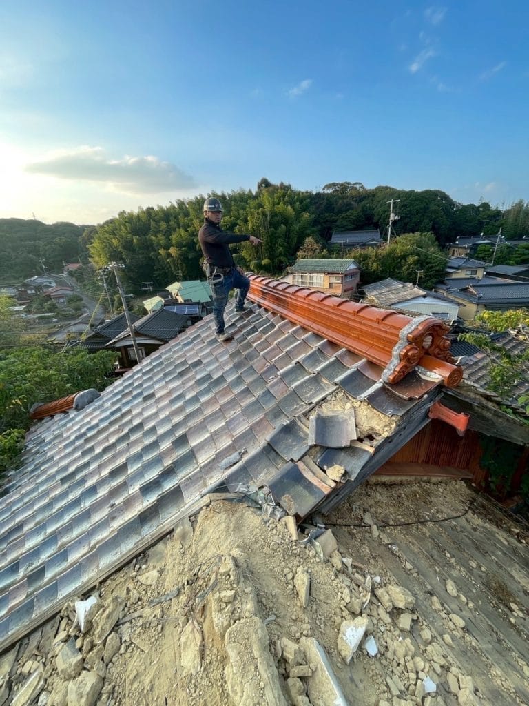 宇部　解体工事瓦剥ぎの様子