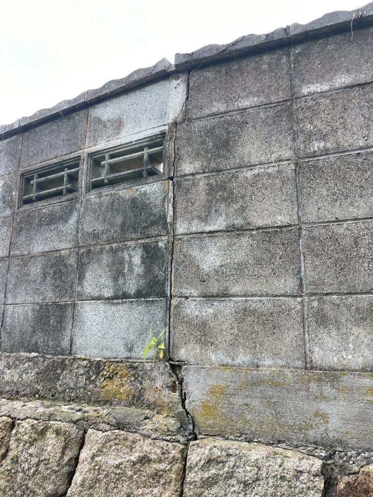 亀裂の入ったブロック塀