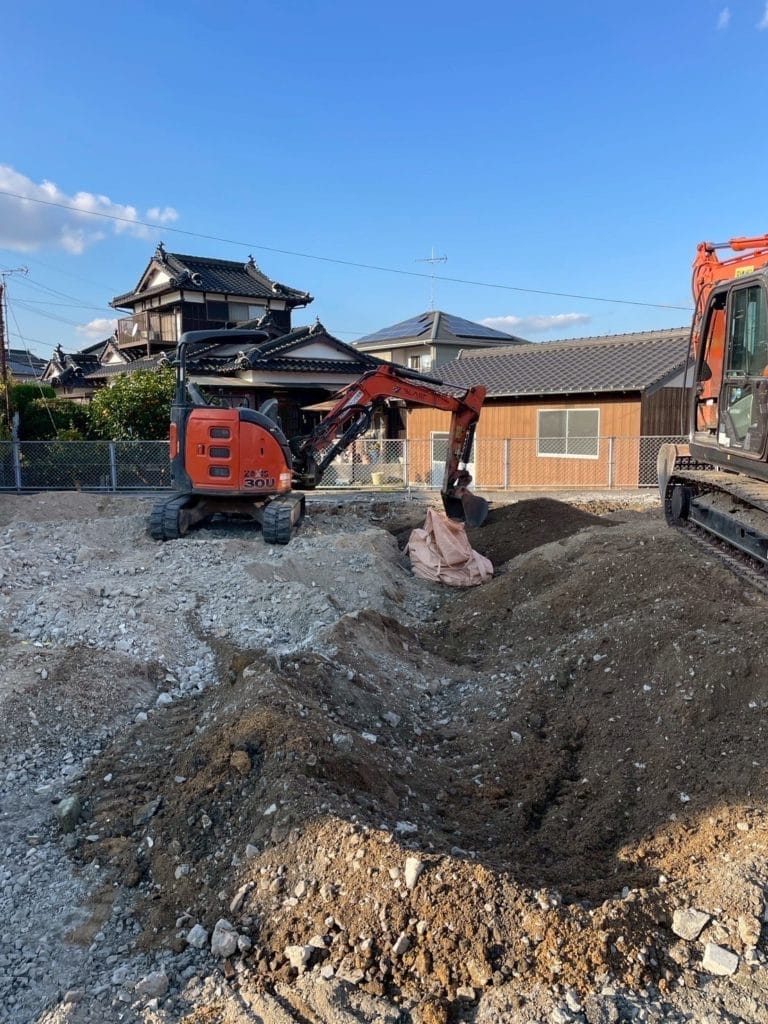 小さい基礎も小さい重機で 取っている画像