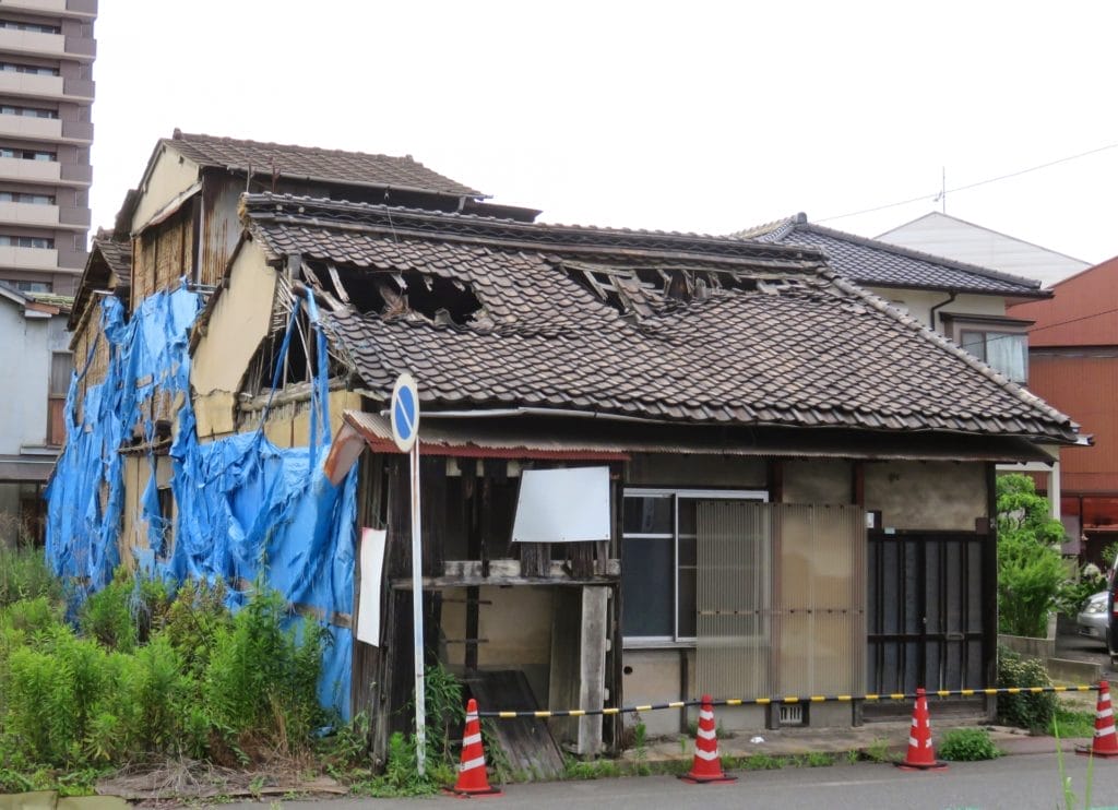 倒壊しそうな家