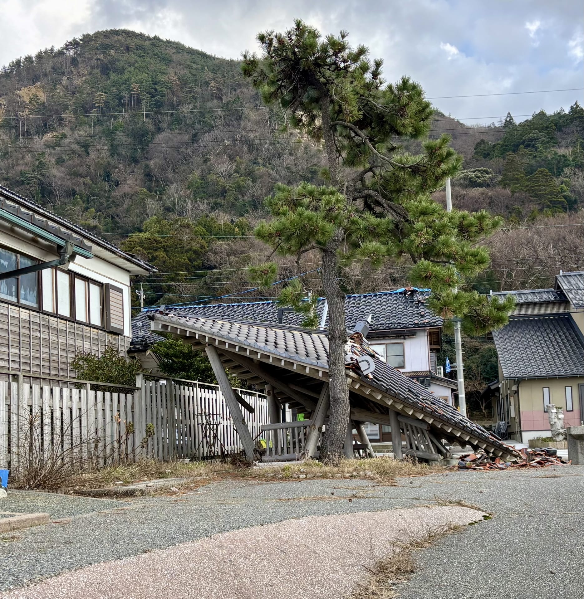 倒壊した家