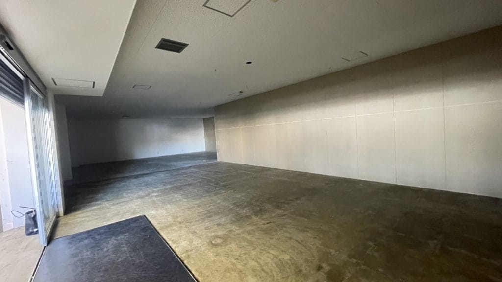 解体工事の現行回復中の写真